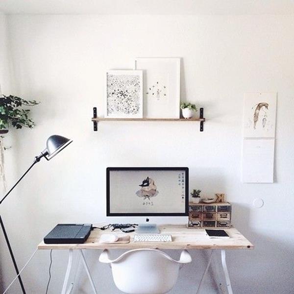 Schreibtisch-tolle-Lampe-weiße-Wand