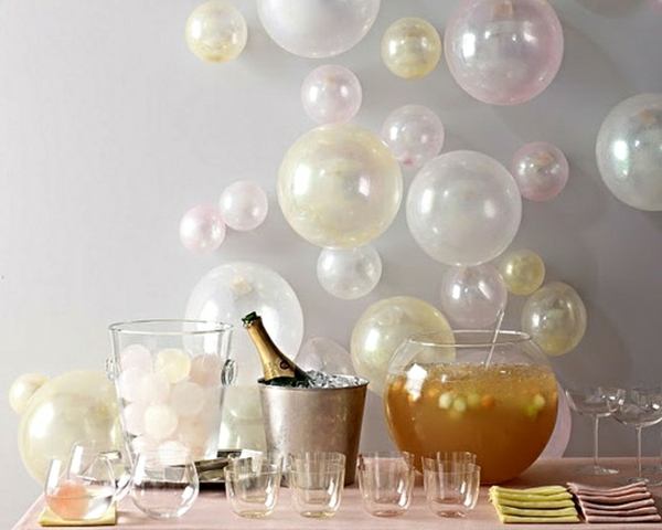 Silvester-Dekoration-mit-vielen-weißen-Ballons