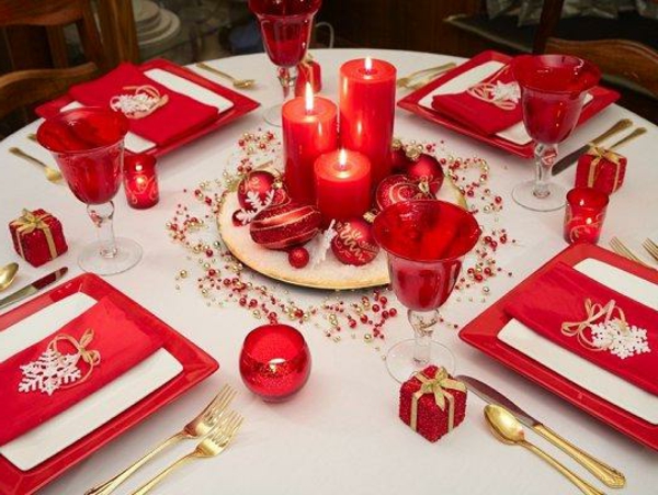 Tischdeko-zum-Weihnachten-mit-wunderschönen-Dekorationen-in-Weiß-und-Rot