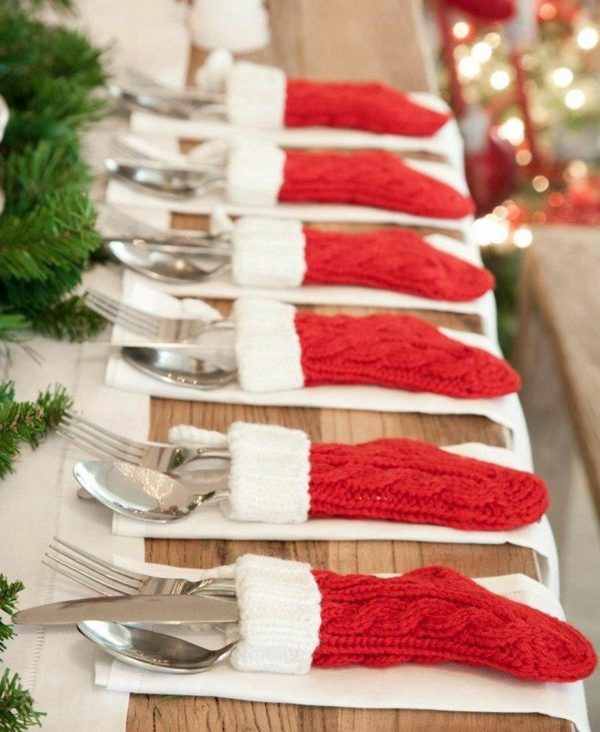 Tischdeko-zum-Weihnachten-mit-wunderschönen-Dekorationen-mit-roten-Strümpfen