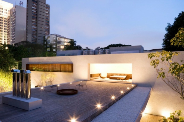 Urban-Terrasse-mit-ultra-modernem-Design--