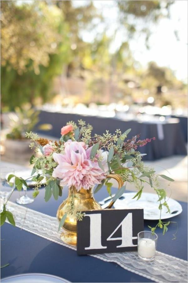 Vintage-Hochzeit-fantastische-Blumendeko--für-Tisch-