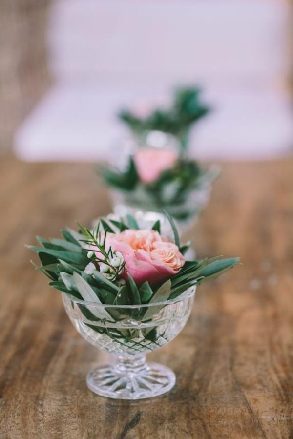 -Vintage-Hochzeit--fantastische-Blumendeko-für-Tisch-