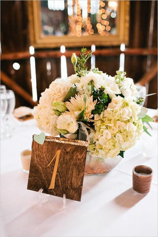 Vintage-Hochzeit-fantastische-Blumendeko-für-Tisch-