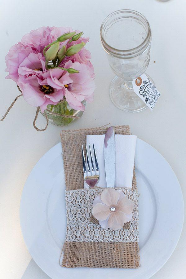 --Vintage-Hochzeit-fantastische-Blumendeko-für-Tisch
