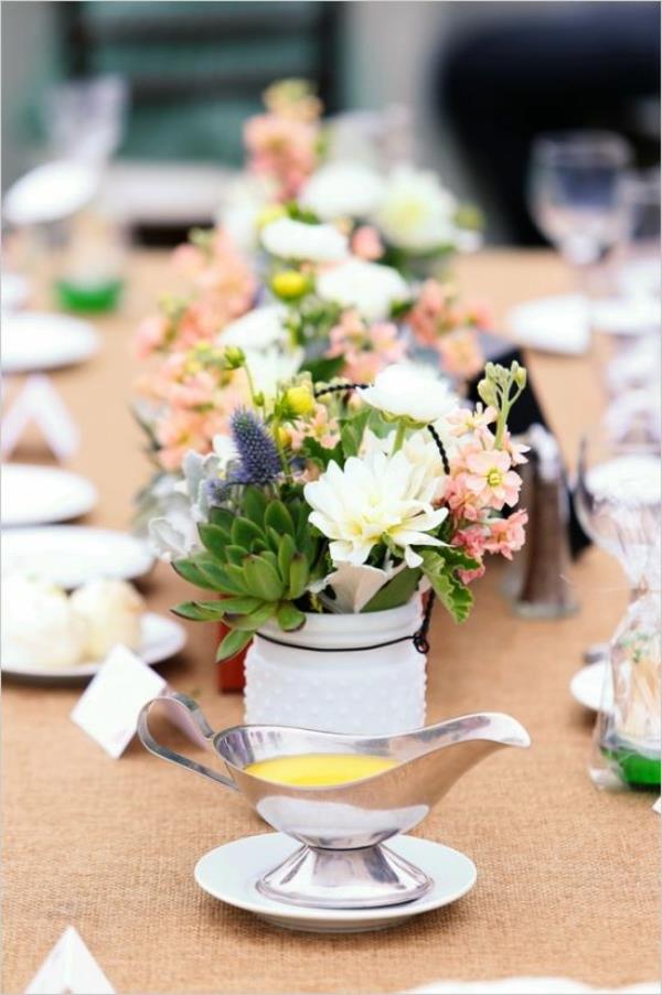 Vintage-Hochzeit-fantastische-Blumendeko-für-Tisch