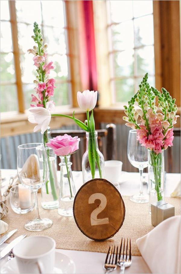 Vintage-Tischdeko-zur-Hochzeit-mit-schönen-Blumen