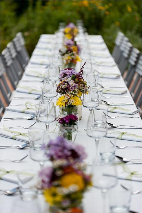 Vintage-Tischdeko-zur-Hochzeit-mit-wilden-Blumen