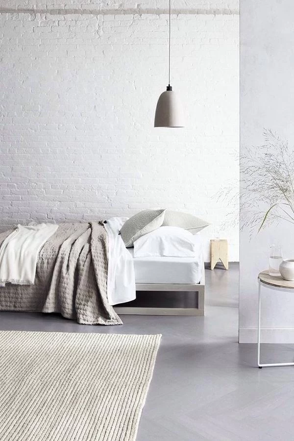 -Wandgestaltung-fürs-Schlafzimmer-in-Weiß-