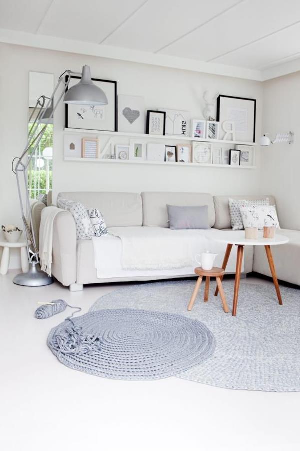 Wandgestaltung-fürs-Wohnzimmer-in-Weiß-mit-grauem-Teppich