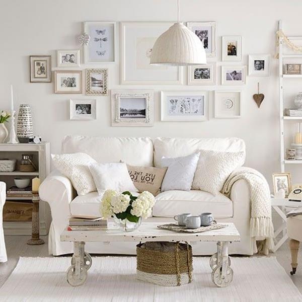 Wandgestaltung-fürs--Wohnzimmer-in-Weiß-weißes-Sofa