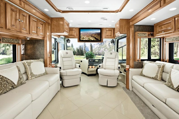 Wohnmobil-gebraucht-weiße-Ledersofas-und-Holzschränke-Wohnmobil-mit-Luxus-Design-