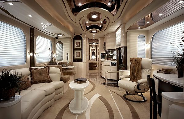 Wohnmobil-mit-Luxus-Design--Wohnwagen-mieten-Luxus-Einrichtung-effektvolles-Design