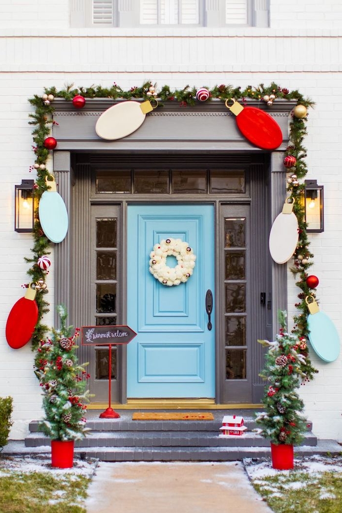 Weihnachtsdekoration für die Eingangstür, riesige bunte DIY Lichter, Tannengirlande geschmückt mit Christbaumkugeln, zwei kleine Weihnachtsbäume