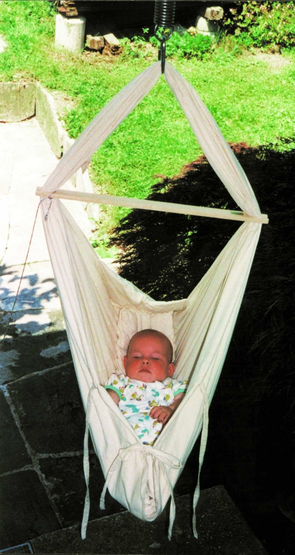baby-hängematte-draußen-gehängt