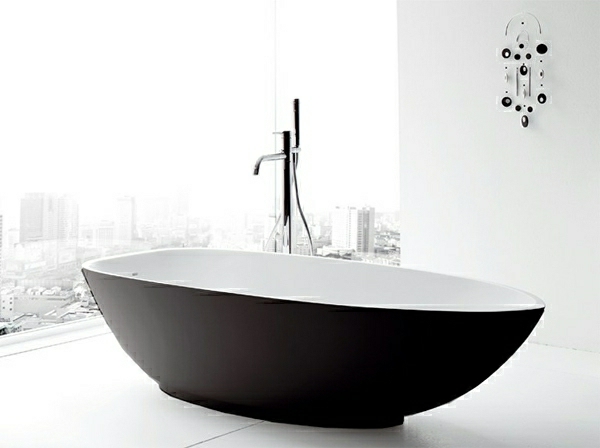 badewannen-mit-duschzone-schwarz-und-weiß-zusammenbringen