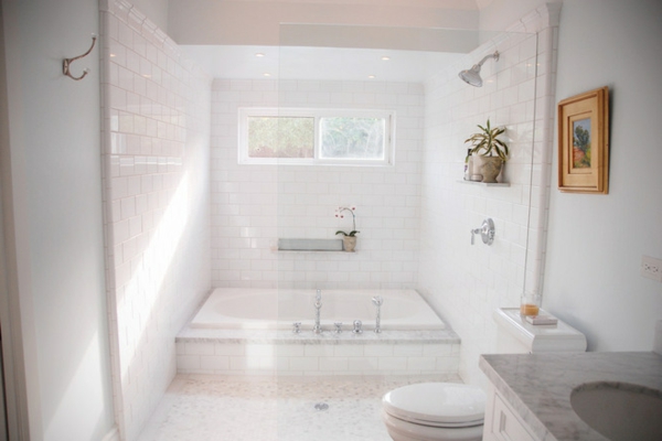 badewannen-mit-duschzone-weiße-badezimmer-gestaltung