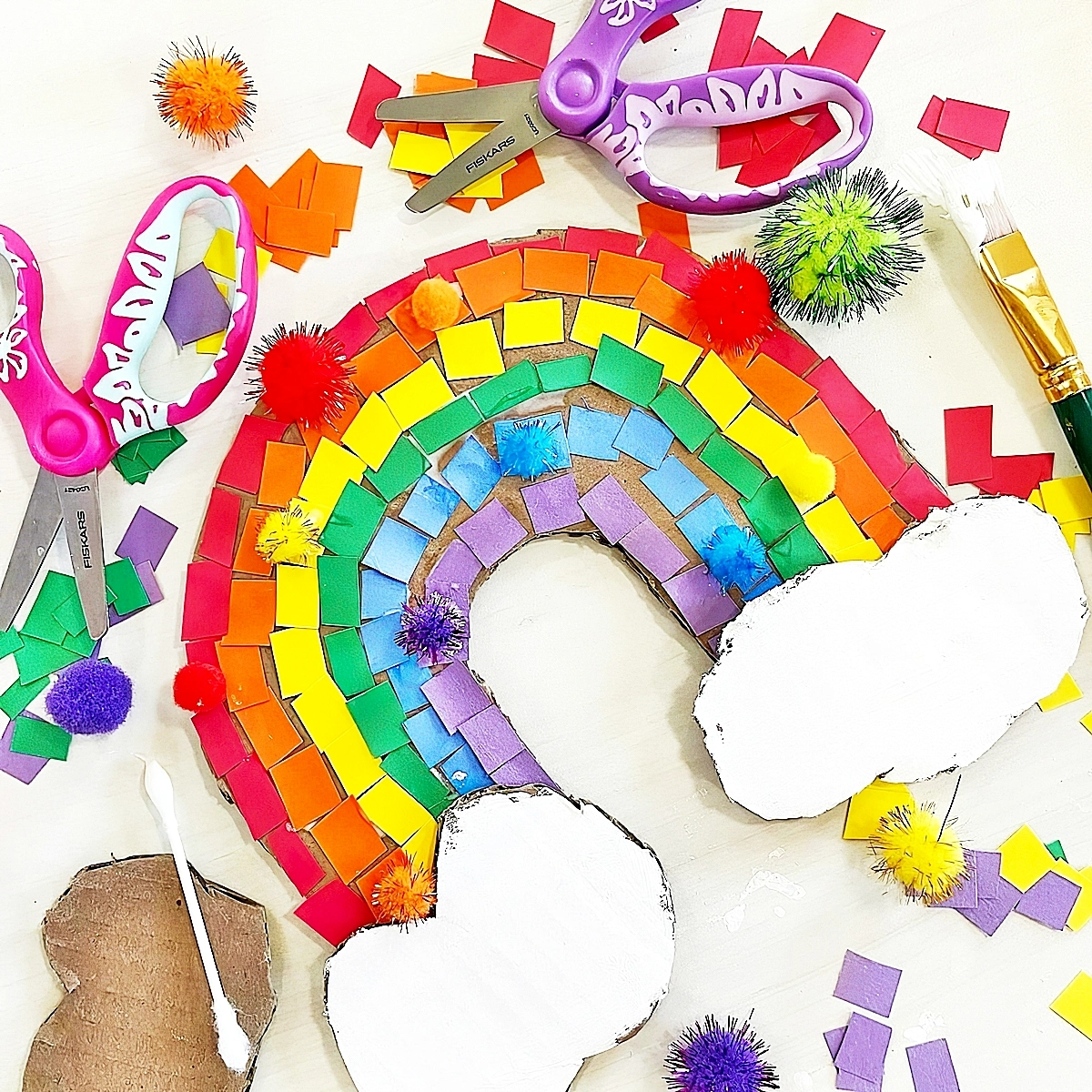 basteln mit kindern sommer diy regenboden aus karton dekoriert mit buntem papier simplycraftykids