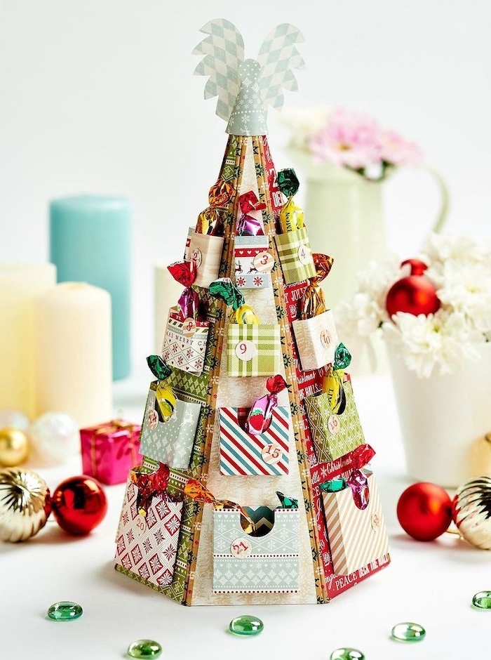 DIY Adventskalender in Form von Weihnachtsbaum, Engel auf der Spitze, Süßigkeiten hinter kleinen Türchen 