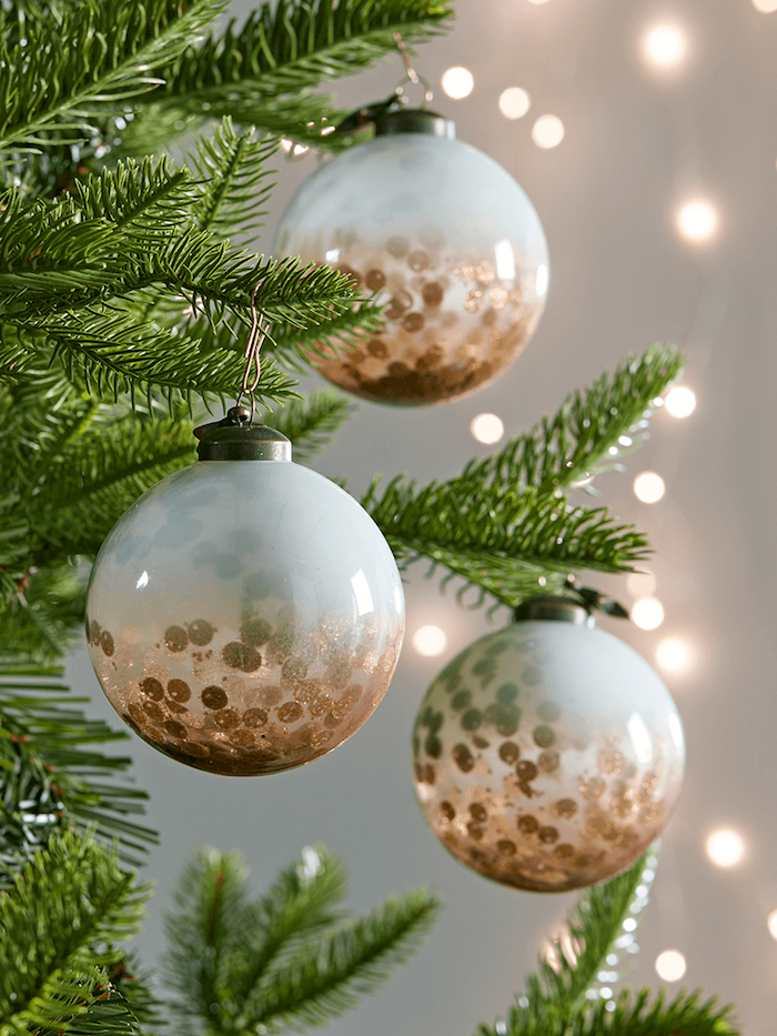 DIY Ideen für einzigartigen Weihnachtsschmuck, durchsichtige Christbaumkugeln mit goldenen Pailletten füllen 