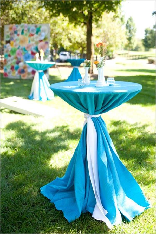 blaue-Decke-auf-dem-runden-Tisch-Hochzeitsideen-für-eine-unvergessliche-Hochzeit-Tischdeko