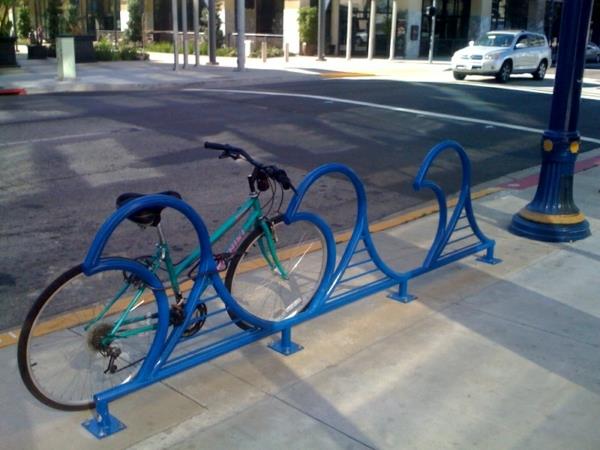 blaue-Fahrrad-Ständer-aus-Metall