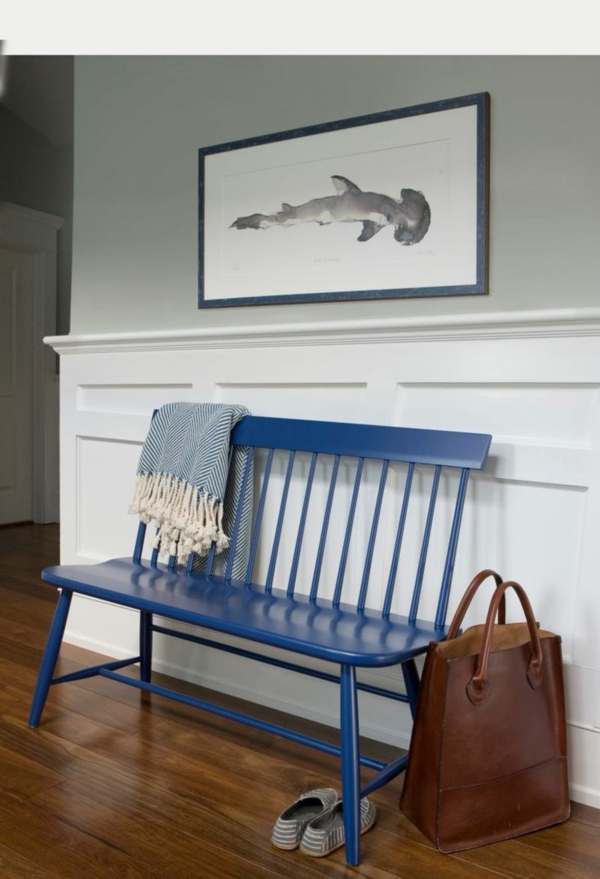 blaue-Sitzbank-Flur-originell-gestalten