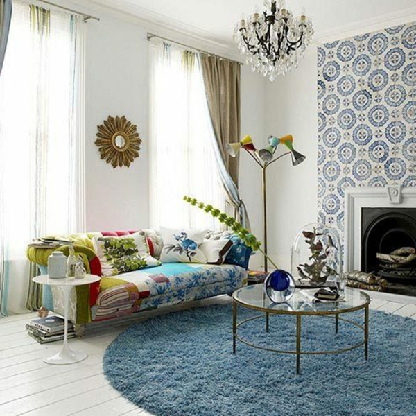 blauer-runder-teppich-im-wohnzimmer-mit-schönen-tapeten-neben-einem-kamin