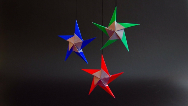bunte-origami-zu-weihnachten-hintergrund in schwarzer farbe
