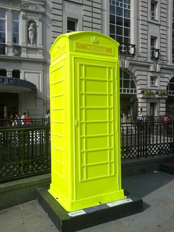 coole-und-ganz-kreativ-gestaltete-Telefonkabine-in-fluoreszierender-farbe