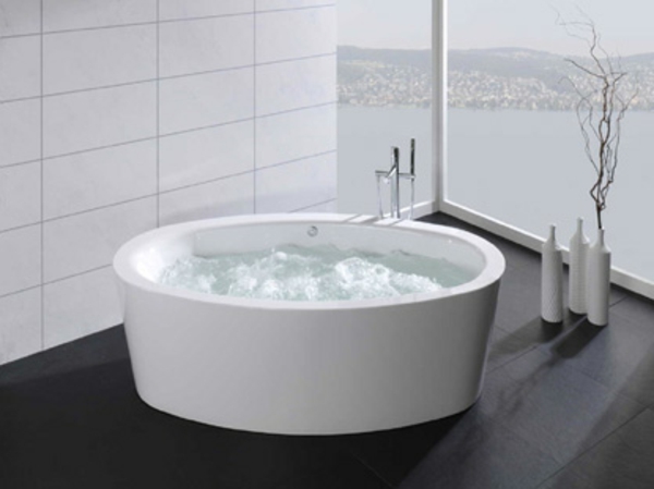 cooles-modell-von-badewanne-mit-schürze - glaswand im modernen badezimmer