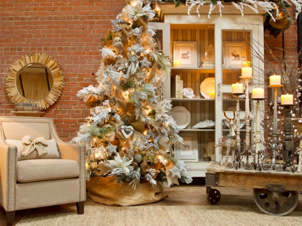 weiße weihnachtsdeko - weißer schrank undgroßzügiger tannenbaum