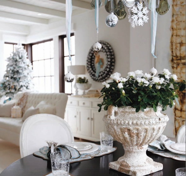 weiße weihnachtsdeko - elegantes zimmer mit einem weißen sofa