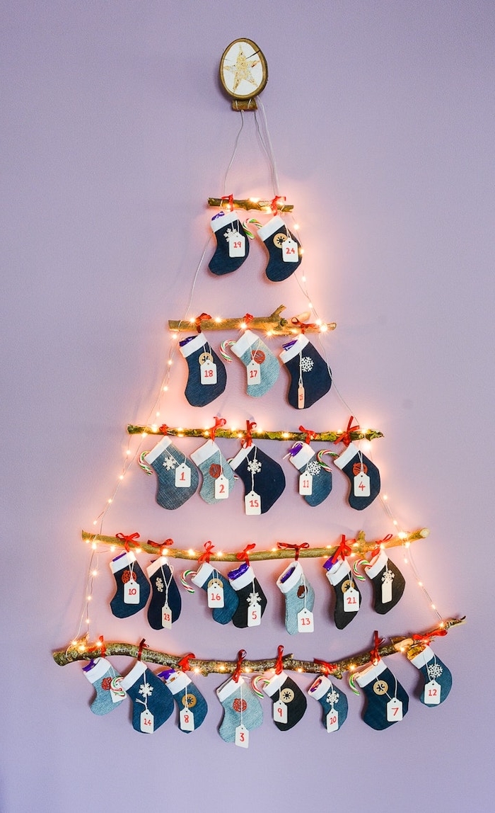 Alternative zum klassischen Weihnachtsbaum, aus Holzstäbchen, 24 kleine Strümpfe, DIY Adventskalender Idee 