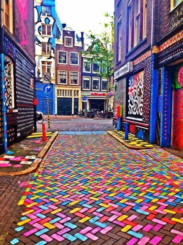 eine-unglaubliche-Straße-mit-fantastischen-Farben