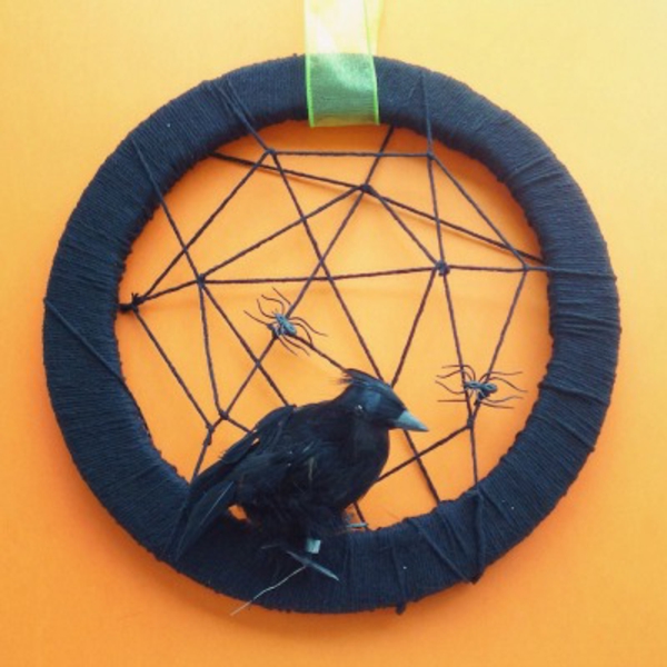 einfache-bastelideen-interessanter-schwarzer-kranz- auf einer orangen wand