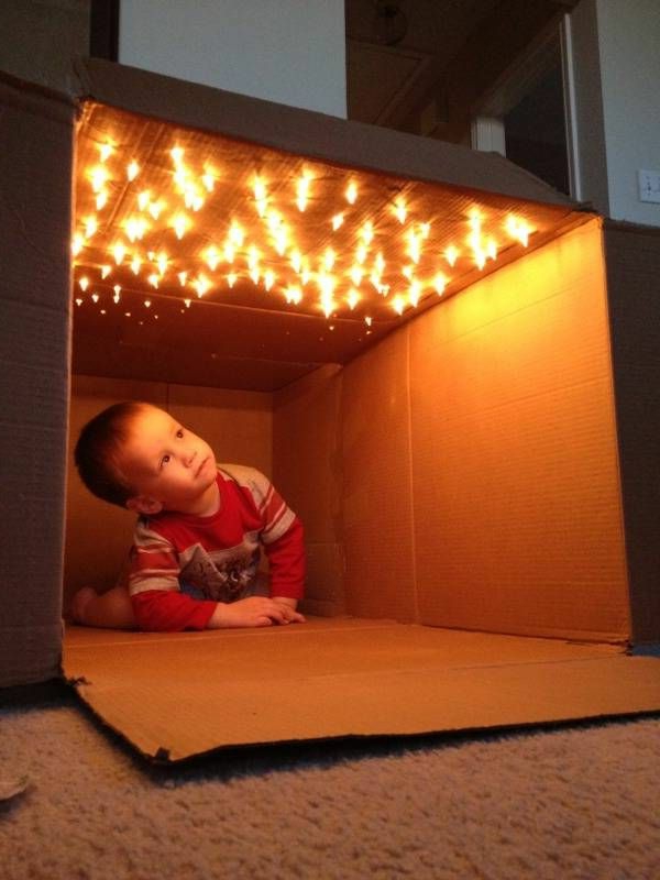 einfache-bastelideen-karton-mit-leuchten-ein-baby-darunter - super süßes foto