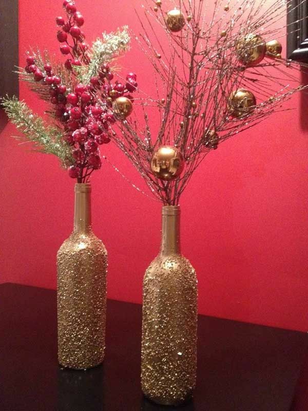 einfache-bastelideen-zwei-elegante-goldene-flaschen - rote wand dahinter