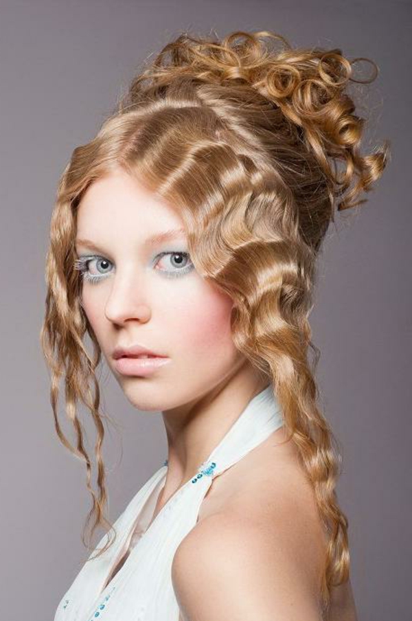 Frisuren Langes Haar Locken : Klassische, Lange Frisur Für Dunkelblondes Haar Mit Hellen Akzenten