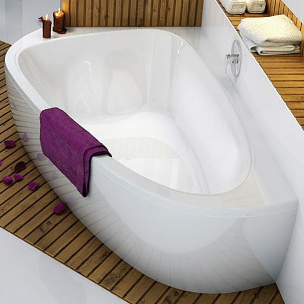 elegante-schöne-badewanne-mit-schürze