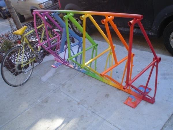 farbiger-Fahrrad-Ständer-aus-Metall
