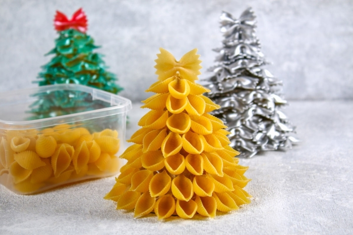 fensterdeko zu weihnachten selber machen tannenbaum aus pasta basteln anleitung