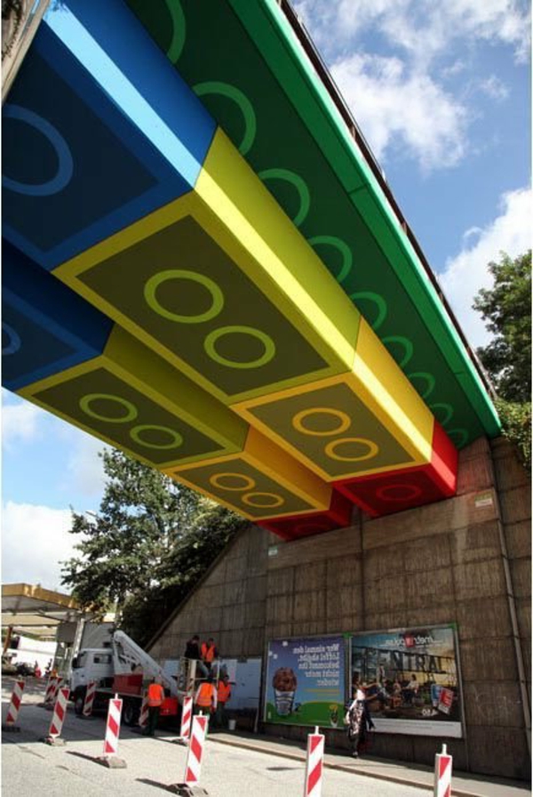 fluoreszierende-farbe-kreative-Straßenart-fantastische-Brücke