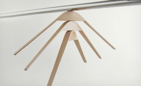 ganz-praktischer-moderner-Holzkleiderbügel-