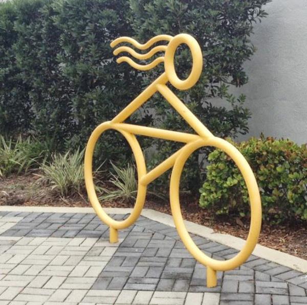 gelber-Fahrrad-Ständer-wie-ein-Fahrrad-ausgeführt