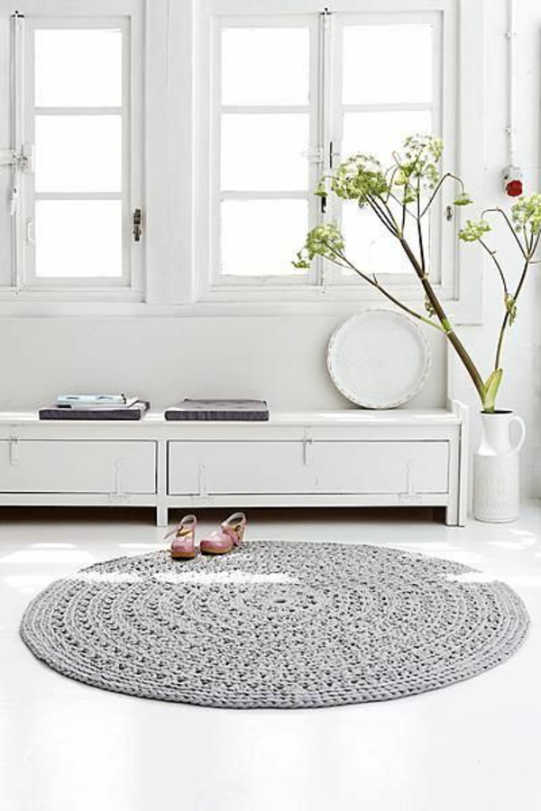grauerrunder-teppich-im-wunderschönen-wohnzimmer-mit-einem-weißen-sofa