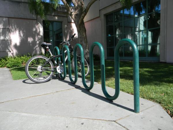 grüner-Fahrrad-Ständer-aus-Metall