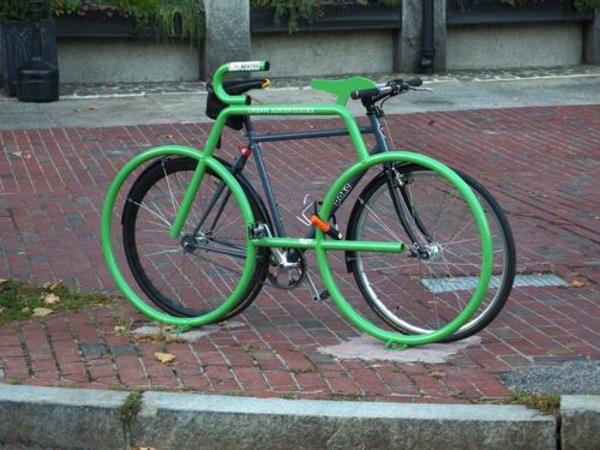 grüner-Fahrrad-Ständer-wie-ein-Fahrrad- Fahrradständer-in-Grün