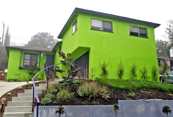 haus-mit-effektvoller-grüner-fassade