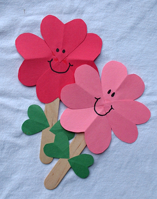 bastelideen für kindergarten  - blumen aus rosigem papier